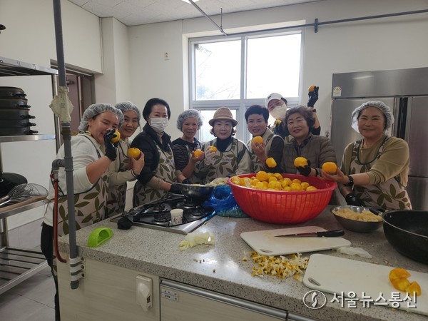 ▲유자청 나눔 봉사활동(사진 = 진도군)2025.11.25, snakorea.rc@gmail.com , *재판매 및 DB 금지