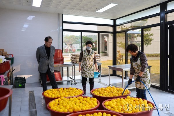 ▲유자청 나눔 봉사활동(사진 = 진도군)2025.11.25, snakorea.rc@gmail.com , *재판매 및 DB 금지