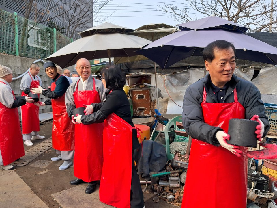 장흥면 청련사, ‘따뜻한 겨울나기 이웃돕기 성품 전달’ 2025.11.25 / 양주시
