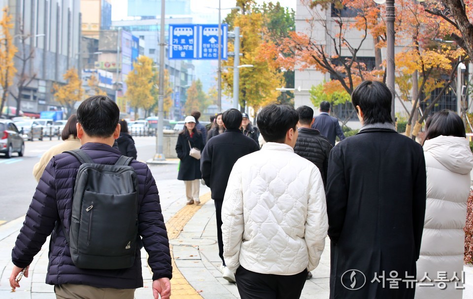 내일(26일)은 전국이 대체로 흐리다가 오전부터 차차 맑아지겠다. (한국은행 앞) 2025.11.24 / 사진=이성현 기자 snakorea.rc@gmail.com , *재판매 및 DB 금지