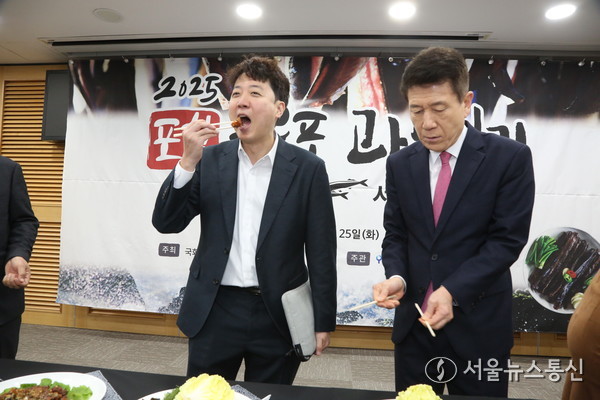 이준석 개혁신당 당대표가 국회서 열린 과메기 서울 홍보행사에 참석해 시식하고 있다. (사진 신현성 기자) 2025.11.25, snakorea.rc@gmail.com , *재판매 및 DB 금지