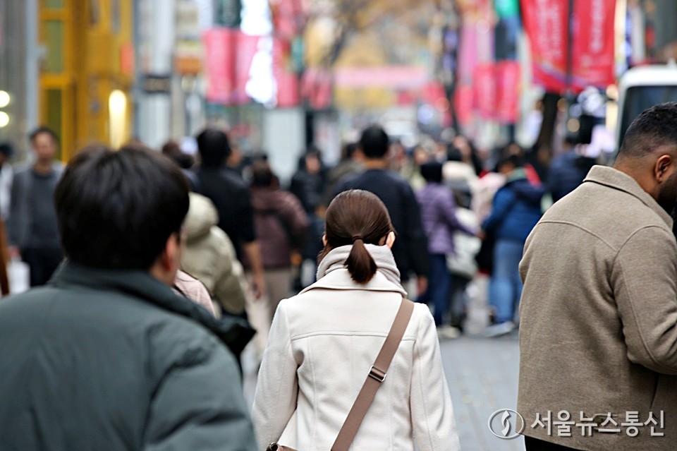 가을비가 지나간 뒤 찬 공기가 유입되면서 오늘(26일)은 아침부터 전국 내륙 곳곳은 영하권으로 떨어지겠다. (명동역 거리_2025.11.24) / 사진 = 서울뉴스통신 이성현 기자