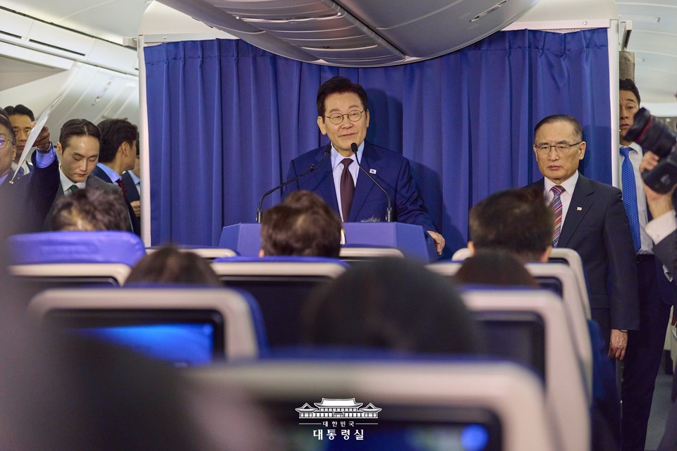 G20 정상회의 일정을 마친 이재명 대통령이 23일(현지 시간) 중동·아프리카 순방의 마지막 방문국인 튀르키예 앙카라로 향하는 공군 1호기에서 순방 기내 기자간담회를 하며 미소 짓고 있다. (2025.11.24) / 사진 = 대통령실