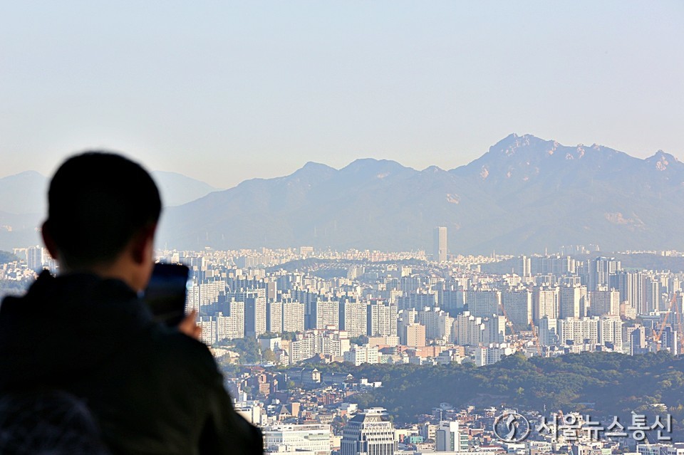 28일 오전 서울 중구 남산에서 바라본 서울 아파트 모습 (2025.10.28) / 사진 = 서울뉴스통신 이성현 기자