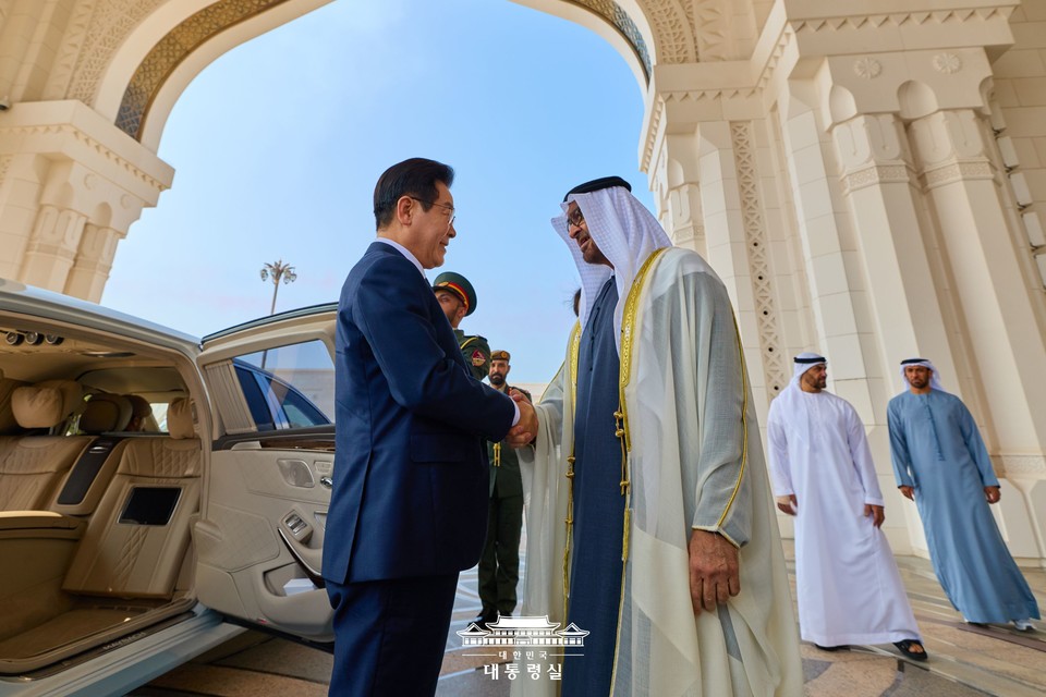 아랍에미리트(UAE)를 국빈 방문 중인 이재명 대통령이 18일(현지 시간) 아부다비 카사르 알 와탄 대통령궁에서 열린 공식 환영식에서 무함마드 빈 자이드 알 나흐얀 UAE 대통령과 악수하고 있다. (2025.11.18) / 사진 = 대통령실