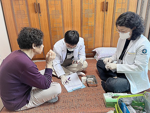 시는 전국 최초로 착한의원연합회, 강릉시치과의사회와 ‘민·관협력 취약계층 치과진료비 지원사업’을 추진하여, 교육·예방관리 중심에서 나아가 실질적인 치과 진료까지 받을 수 있는 구강진료 지원 모델을 구축하였다.