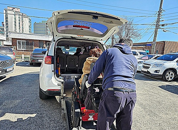 강릉시는 2025년 강릉시 장애인의 날 행사를 맞아 오는 28일 하루 동안 특별교통수단 행복콜과 비휠체어 교통약자 콜택시를 무료 운행한다.