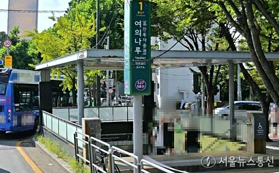 서울 지하철 5호선 여의나루역에서 26일 전국장애인차별철폐연대(전장연)의 출근길 시위가 이어지면서 방화행 열차가 무정차로 통과하는 상황이 발생했다. (지하철 여의나루역) / 사진 = 서울뉴스통신 DB