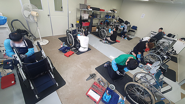 강릉시장애인종합복지관에서 실시하는 2025년 발달장애인 보조기기 사후관리사(휠-마스터) 양성교육의 교육생 중 3명이 지난 14일 진행된 휠-마스터 2차 자격시험에서 최종 합격했다.