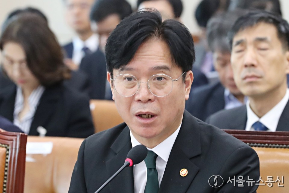 김영훈 고용노동부 장관이 30일 오전 서울 여의도 국회 기후에너지환경노동위원회에서 열린 고용노동부 등에 대한 종합감사에서 의원 질의에 답변하고 있다. 2025.10.30, snakorea.rc@gmail.com , *재판매 및 DB 금지