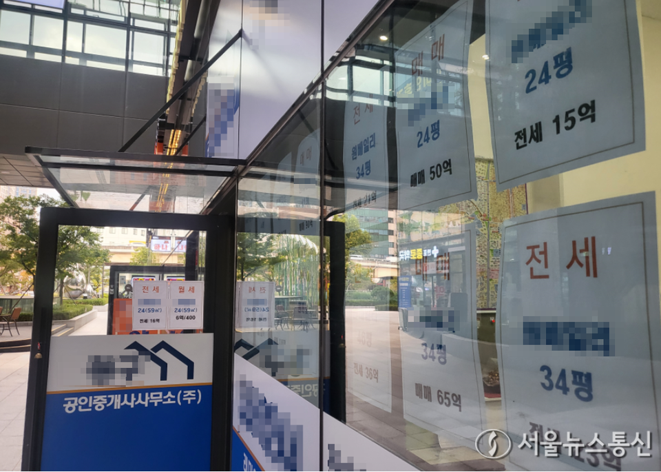 10·15 주택시장 안정화 대책 발표 이후 규제효력이 본격화되자, 서울과 경기 지역의 아파트 매물이 일주일 새 1만 건 가까이 줄어든 것으로 나타났다. (반포 부동산_2025.10.20) / 사진 = 서울뉴스통신 이성현 기자