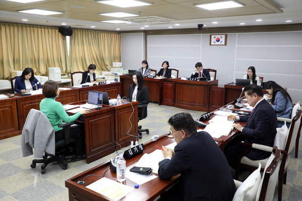 보건복지위원회 행정사무감사 [사진=수원특례시의회]