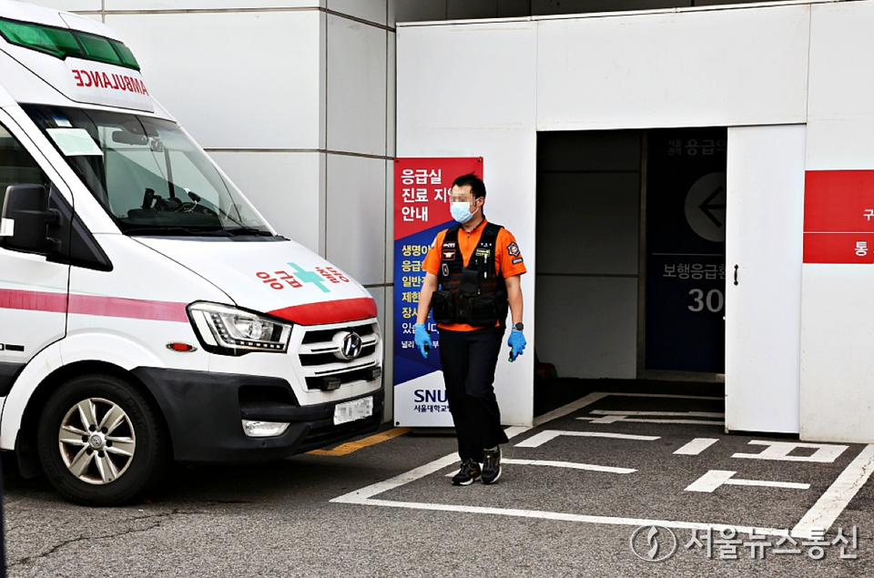 2일 정부는 응급실 근무 인원이 절반 이하로 줄었다는 주장에 대해 사실이 아니며 붕괴를 우려할 상황도 아니라는 입장이다. 사진은 서울의 한 대학병원 응급실 앞에 진료 지연 안내 배너가 세워져 있는 가운데 구급차 관계자가 이동하고 있다. (2024.09.02) / 사진 = 서울뉴스통신 이성현 기자