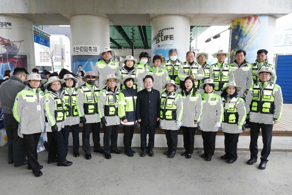춘천시는 26일 출근 시간대 온의교차로에서 시민들과 함께 교통안전 캠페인을 펼쳤다.