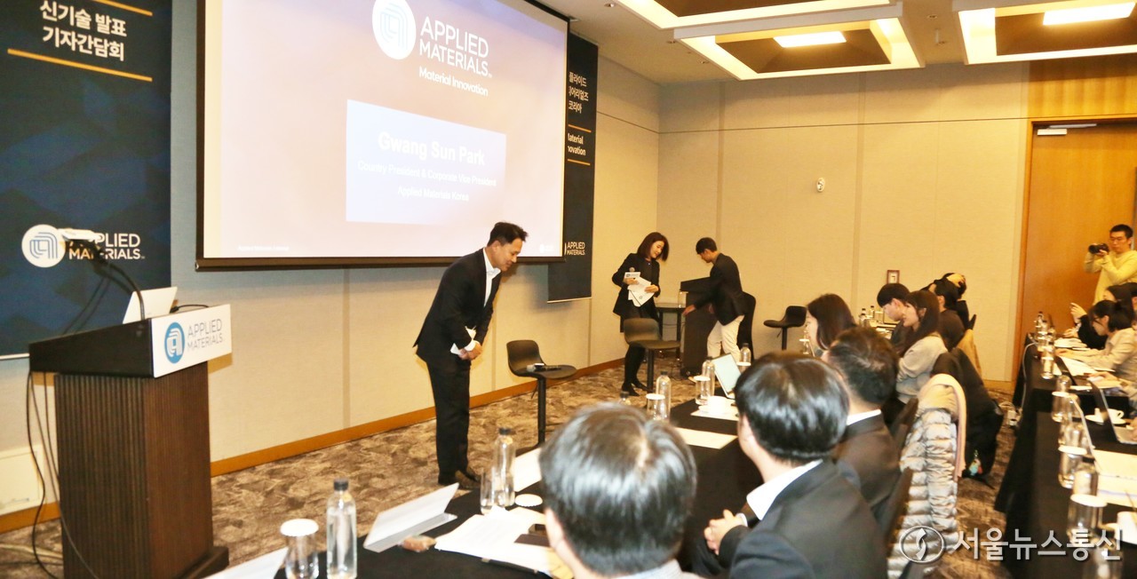 박광선 어플라이드 머티리얼즈 대표가 26일 서울 강남구 그랜드 인터컨티넨탈 서울 파르나스에서 열린 '어플라이드 AI 성능 가속화를 위한 신제품 발표 기자간담회'에서 인사를 하고 있다. 2025.11.26, 2025.11.26, snakorea.rc@gmail.com , *재판매 및 DB 금지