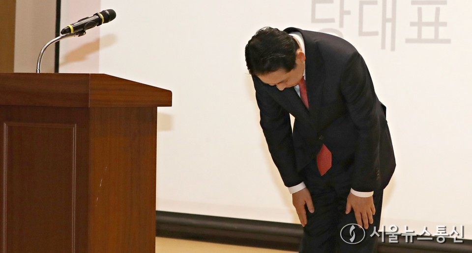 장동혁 국민의힘 대표가 26일 서울 여의도 국회 의원회관에서 열린 '1905-1945 독립외교 40년 이승만의 외로운 투쟁' 시사회에서 인사하고 있다. 2025.11.26, snakorea.rc@gmail.com , *재판매 및 DB 금지