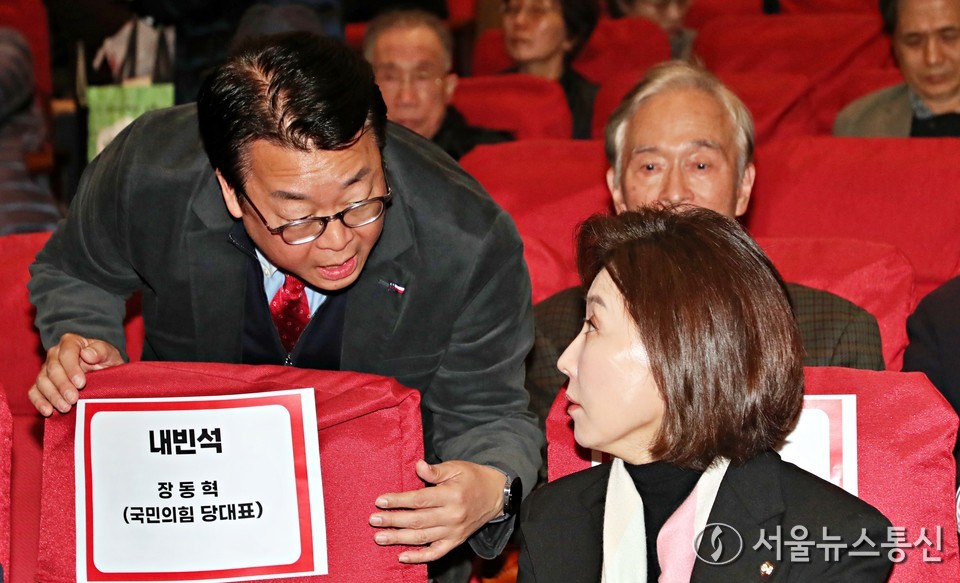 나경원 국민의힘 의원이 26일 서울 여의도 국회 의원회관에서 열린 '1905-1945 독립외교 40년 이승만의 외로운 투쟁' 시사회에서 곽규택 의원과 대화하고 있다. 2025.11.26, snakorea.rc@gmail.com , *재판매 및 DB 금지