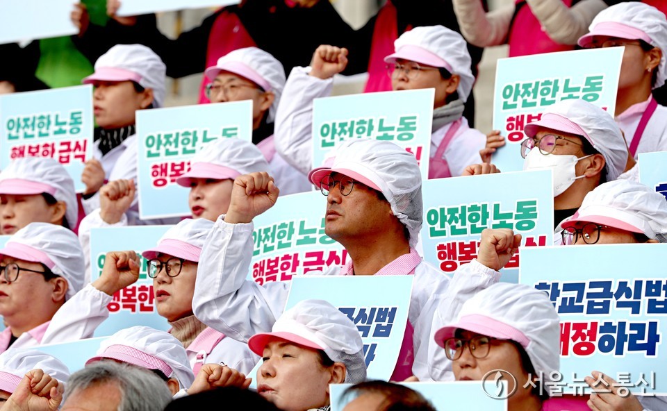 안전한 노동 행복한 급식 100만 청원운동본부 회원들이 26일 서울 여의도 국회 본청 앞에서 학교급식법 전면개정 촉구 기자회견을 하고 있다. 2025.11.26, snakorea.rc@gmail.com , *재판매 및 DB 금지