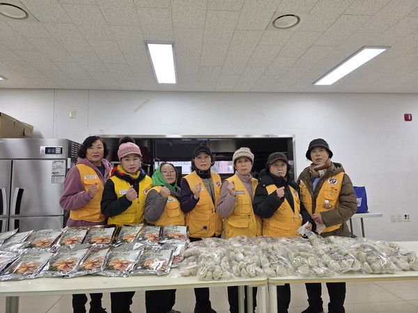 대한적십자사 경기도지사 양감봉사회가 설맞이 음식 나눔을 하고 있다