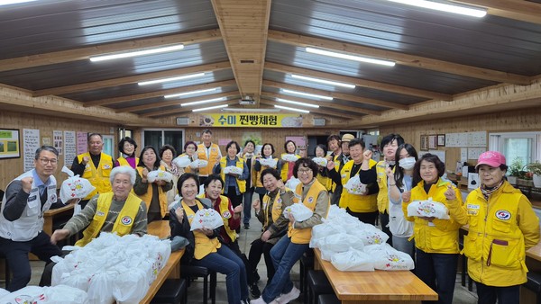 대한적십자사봉사회 양평군협의회 나눔봉사 기념촬영 [사진=대한적십자사 경기도지사]