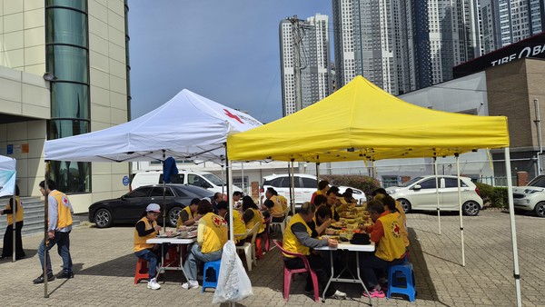 대한적십자사 경기도지사 동부봉사관은 16일, 이동급식차량을 활용한 실제 급식 훈련을 진행했다. [사진=대한적십자사 경기도지사]